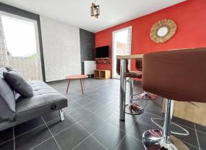 TV a/nebo společenská místnost v ubytování Appartement calme proche Paris avec parking privé