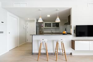 Køkken eller tekøkken på Sorolla 105, luxury, beach, free parking, all services, quite neighborhood, SO