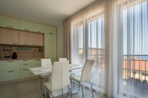 Η κουζίνα ή μικρή κουζίνα στο NEA Apartments