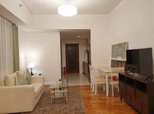 Una televisión o centro de entretenimiento en Spacious Studio no balcony in Mosaic Tower with WiFi and Smart TV