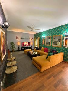 Una sala de estar con un sofá y una chimenea. en Luxury family properties in Centaurus, Blue area, F10, F11, Park, en Islamabad