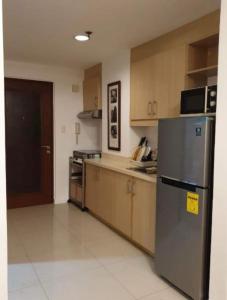 Una cocina o cocineta en Spacious Studio no balcony in Mosaic Tower with WiFi and Smart TV