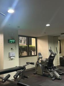 Gimnasio o equipo deportivo en Spacious Studio no balcony in Mosaic Tower with WiFi and Smart TV