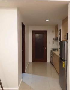 Una cocina o cocineta en Spacious Studio no balcony in Mosaic Tower with WiFi and Smart TV