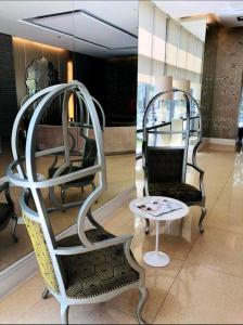 Un lugar para sentarse en Spacious Studio no balcony in Mosaic Tower with WiFi and Smart TV