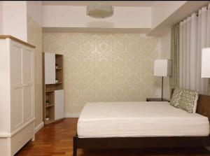 Una cama o camas en una habitación de Spacious Studio no balcony in Mosaic Tower with WiFi and Smart TV