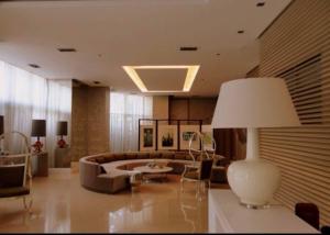 Un lugar para sentarse en Spacious Studio no balcony in Mosaic Tower with WiFi and Smart TV