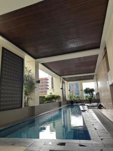 La alberca dentro o cerca de Spacious Studio no balcony in Mosaic Tower with WiFi and Smart TV