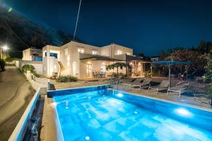 Bazén v ubytování Plakia Beach Apartments nebo v jeho okolí