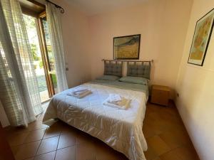Un dormitorio con una cama con dos toallas encima. en Appartamenti Villa Ortensia, en Alvignano