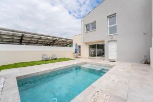 ein Swimmingpool im Hinterhof eines Hauses in der Unterkunft Villa climatisée avec piscine et stationnements in Vendargues
