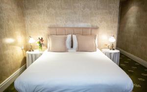 Voodi või voodid majutusasutuse Gibbon Bridge Hotel toas