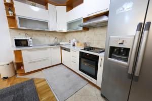 Kuchyň nebo kuchyňský kout v ubytování Apartments Avdić