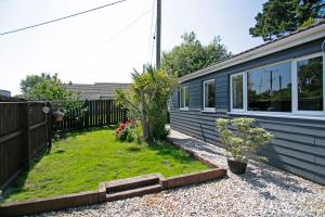 a small garden next to a house at 7 Porth Valley Cottage's in Newquay