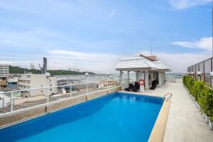 Bazén v ubytování Cloudotel Walking Street Pattaya nebo v jeho okolí