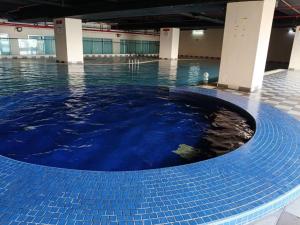 Bazén v ubytování Male Room at Plaza Rah, KL City Centre nebo v jeho okolí