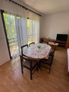 Μια τηλεόραση ή/και κέντρο ψυχαγωγίας στο Apartments&Rooms Pahljina