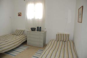 Ένα ή περισσότερα κρεβάτια σε δωμάτιο στο Vila Thimari A House in olive grove