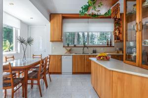 O bucătărie sau chicinetă la Terra Ventura Villa At The Hill