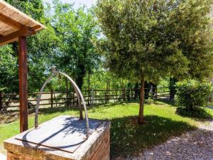 Vonkajšia záhrada v ubytovaní Scenic Apartment in Casole d'Elsa with Pool