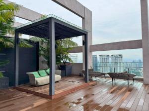 吉隆坡Riveria City KL Sentral by Sleepy Bear的大楼内一个带沙发和椅子的甲板