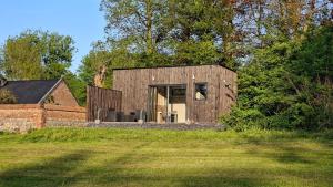 布吕热莱特Hélius lodge的田野中间的木屋