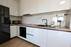 Kuchyň nebo kuchyňský kout v ubytování Apartments Avdić