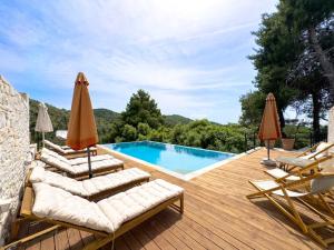 Damari Luxury Retreat Villas Skiathos内部或周边的泳池
