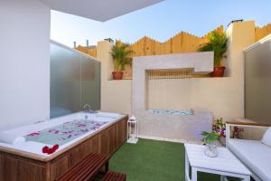 Postel nebo postele na pokoji v ubytování Amwaj Oyoun Resort & Casino