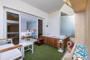 Postel nebo postele na pokoji v ubytování Amwaj Oyoun Resort & Casino