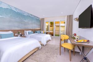 Postel nebo postele na pokoji v ubytování Amwaj Oyoun Resort & Casino