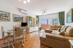 Televízia a/alebo spoločenská miestnosť v ubytovaní Penthouse Parque Santa Catalina- Ruvimag