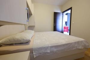 Postel nebo postele na pokoji v ubytování Apartments Avdić