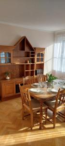 a dining room with a wooden table and chairs at Avar korter Kuressaare südames in Kuressaare
