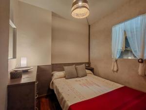 a bedroom with a bed and a window at Tu refugio cómodo y con piscina - Herbasabina 2 in Pla de l'Ermita