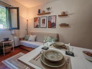 a living room with a table and a couch at Tu refugio cómodo y con piscina - Herbasabina 2 in Pla de l'Ermita