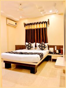 Ένα ή περισσότερα κρεβάτια σε δωμάτιο στο SHIRDI Hotel Sai Bala G Near Shri Sai Baba Temple - Fully Air Conditioned & Well Decorated Rooms - #Restaurant #Lift #Wi-fi #Parking Facilities - A Premium Hotel In SHIRDI +19 φωτογραφίες