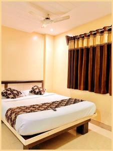 Ảnh trong thư viện ảnh của SHIRDI Hotel Sai Bala G Near Shri Sai Baba Temple - Fully Air Conditioned & Well Decorated Rooms - #Restaurant #Lift #Wi-fi #Parking Facilities - A Premium Hotel In SHIRDI ở Shirdi