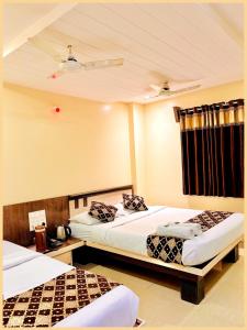 Ảnh trong thư viện ảnh của SHIRDI Hotel Sai Bala G Near Shri Sai Baba Temple - Fully Air Conditioned & Well Decorated Rooms - #Restaurant #Lift #Wi-fi #Parking Facilities - A Premium Hotel In SHIRDI ở Shirdi +19 ảnh