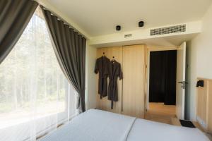 a bedroom with a bed and a window at Dharma Resort in Rässa