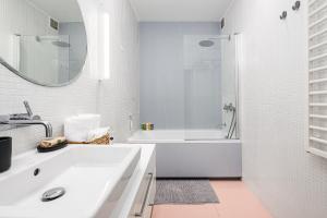 Ванная комната в Marszalkowska Metro Politechnika by P&O Serviced Apartments +22 фотографии