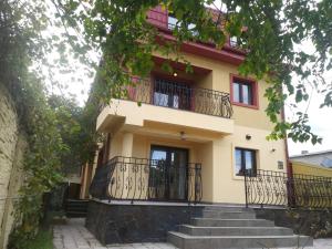 布加勒斯特Superb Home的前方设有阳台和楼梯的建筑