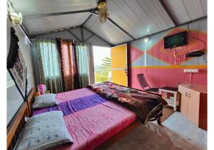 Postel nebo postele na pokoji v ubytování Himvadi Resorts Kausani