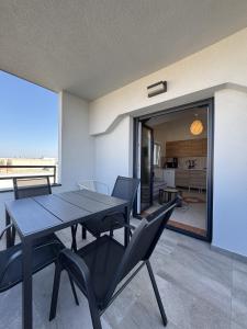 a dining room with a table and chairs and a kitchen at Apartment Luxury B Vodice in Vodice