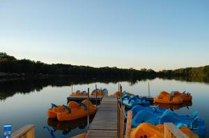 un grupo de barcos atados a un muelle en un lago en O'Connell's RV Campground Studio Cabin 1, en Inlet