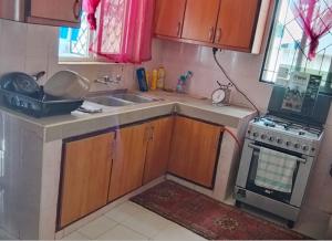 Kuchyň nebo kuchyňský kout v ubytování ZURI Homestay WIFI & Ocean BREEZE !!