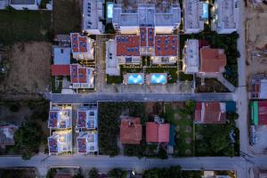 una vista panoramica su una città di notte di Danai & Palm Residential Complexes a Ofrínion