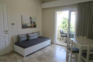 Postel nebo postele na pokoji v ubytování Maria Suites + 37 fotografií