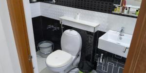 Koupelna v ubytování Swapna Home Suites + 26 fotografií