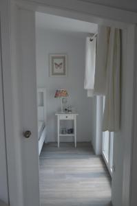 un pasillo con una habitación blanca con una mesa en Apartment Vela, en Neum